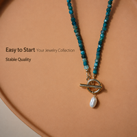 Collier personnalisé à faible MOQ en pierre naturelle plaqué or en acier inoxydable avec perles baroques d'eau douce pour les magasins de détail