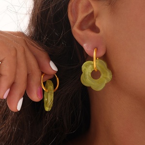 Collar con Colgante de Resina en Forma de Flor, Cadena de Acero Inoxidable Chapada en Oro, Joyería Femenina Linda, Pequeña, Fresca, Simple y Dulce - Product Image 6