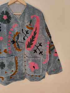 Veste en velours brodée Suzani, faite à la main, motif floral bohème, manteau vintage tribal, vêtement d'extérieur unique, veste artisanale distinctive - Product Image 4