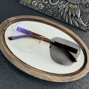 <span class=keywords><strong>Lunettes</strong></span> <span class=keywords><strong>de</strong></span> <span class=keywords><strong>soleil</strong></span> <span class=keywords><strong>photochromiques</strong></span> sans monture pour hommes et femmes avec verres gris-brun et branches dorées effet bois pour la protection solaire - Product Image 6