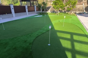 Pelota de golf sobre césped artificial, superficie de putting verde, césped sintético, césped exterior, realista, de alta simulación - Product Image 1