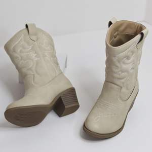 รองเท้าบูทแบบสวมสำหรับผู้หญิงปี 2026 ความยาวครึ่งน่อง สีพื้น ปักลาย ดีไซน์เฉพาะตัว สไตล์ตะวันตก ส้นกลาง แฟชั่นสำหรับสุภาพสตรี - Product Image 3