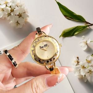 Reloj de Cuarzo para Hombre con Caja de Aleación de 40 mm y Correa de Silicona/Cocodrilo - Diseño de Dibujos Animados, Lujo y Moda - Product Image 3