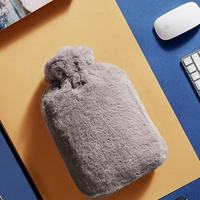 Bouillotte moderne en caoutchouc avec housse en peluche à insérer manuellement, pour la conservation de la chaleur et le réchauffement des mains