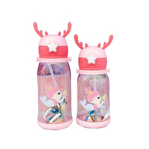 ขวดน้ำพลาสติกสำหรับเด็ก ลายการ์ตูนเขากวาง ขนาด 401-500 มล. พร้อมหลอดและสายสะพาย พกพาสะดวกสำหรับใช้ในโรงยิมและโรงเรียน - Product Image 1