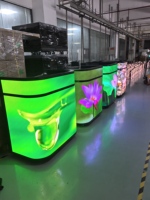 Écran LED portable P1.86 incurvé sur roulettes pour stand DJ, comptoir de bar, salon professionnel, discothèque, festival de musique, pub