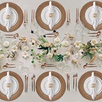 Assiette de présentation en PP tressé marron de 13 pouces, légère et incassable, pour la décoration de table de mariage, de fête ou de banquet