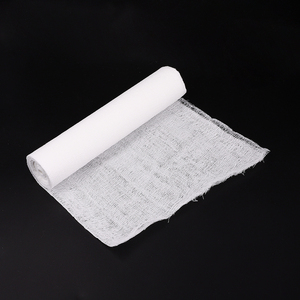 Rouleau de gaze extensible facile à utiliser de 90 cm x 5 m à 4 plis pour la fixation des bandages dans divers contextes médicaux - Product Image 3