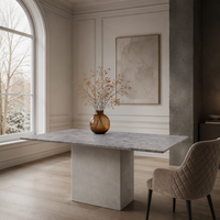 Table à manger en marbre artificiel gris naturel avec piétement en béton léger, design moderne et personnalisé pour villas, hôtels et restaurants
