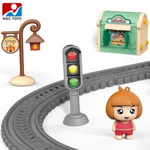 Treno Elettrico Fai-da-Te con 54 Pezzi in ABS, Segnali Stradali Simulati e Scena con Bambole, Gioco Puzzle - Product Image 5