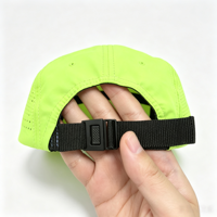 Custom 5-panel hardloopcap van gerecycled polyester, limoengroen, korte klep, campinghoed, unisex, siliconen logo, trail, sportief, gestippeld, ademend
