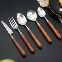 Ensemble de couverts réutilisables en acier inoxydable 304 de style japonais, finition brossée mate, avec manche en noyer, pour mariages et banquets