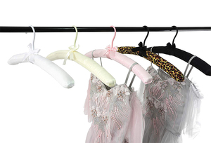 <span class=keywords><strong>Cintres</strong></span> en tissu doux LINDON, rose <span class=keywords><strong>satin</strong></span>é, <span class=keywords><strong>rembourrés</strong></span>, pour robes de mariée - Product Image 4
