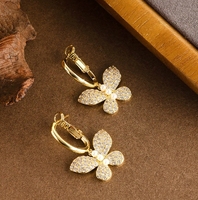 Boucles d'oreilles papillon en forme de goutte de perles cloutées de diamants pour femmes exsudant un accessoire de mode sophistiqué et luxueux