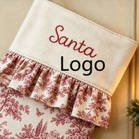 Chaussette de Noël personnalisée en toile rouge avec imprimé Toile de Jouy, bordure à volants et nom brodé, pour cadeau de Noël à suspendre, vente en gros