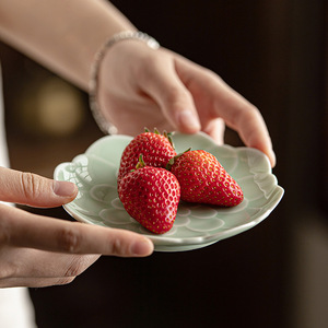 Assiette à fruits en forme de fleur en céramique, petit plat à dessert en porcelaine pour servir des collations lors d'une fête du thé - Product Image 4