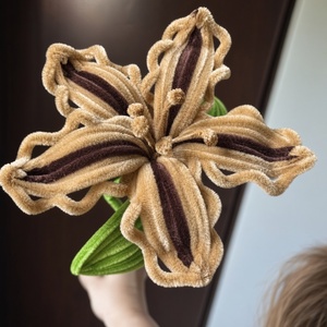 Tarjeta de San Valentín con Flor de Fieltro Morado de la Mejor Calidad, con Malla Dorada y Cinta Roja - Product Image 3