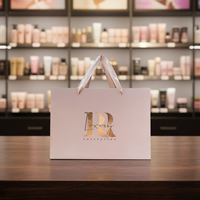 Sacs cadeaux en papier cartonné rose de luxe avec logo imprimé en or rose, ruban et estampage à chaud, personnalisables pour articles de soin de la peau