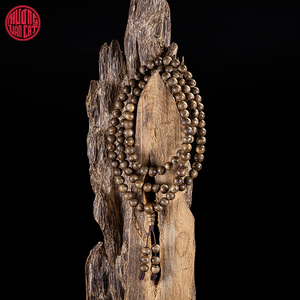 Pulseras de 108 cuentas de madera de agar oscura natural de Malasia, cuentas de 6 mm ricas en aceite, joyería de oración de oud de buen grado. - Product Image 3