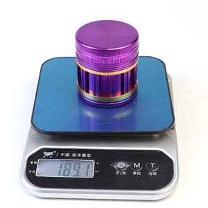 Molino de <span class=keywords><strong>Tabaco</strong></span> Personalizado con Logotipo, Nuevo, con Rayas Verticales, 4 Capas, 63 mm, Aleación de Aluminio, Multicolor, Triturador de Metal para Fumar, Venta al Por Mayor - Product Image 5