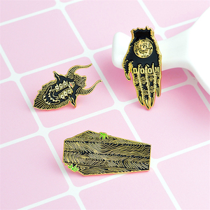Broche Punk plaqué or avec tête de chèvre noire et yeux, forme cercueil, motif Devil Bringer, épingles en émail - Product Image 2