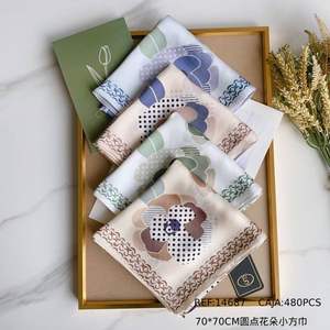 Petit foulard carré à pois et fleurs 70x70cm pour femme, accessoire de mode - Product Image 2