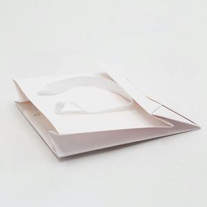 ถุงกระดาษของขวัญสีขาวแบบกำหนดเองกันความชื้นอย่างดี ขายส่งจำนวนมาก - Product Image 3