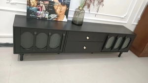 Meuble TV de salon en bois massif, style rétro mi-siècle, avec portes à panneaux surélevés et centre de divertissement à rabat - Product Image 2