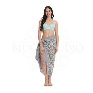 Sarong en coton gris neutre imprimé à la main pour femme, léger, idéal comme paréo de bikini, tenue de plage. - Product Image 3