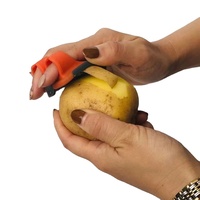 Nieuwe, handige, slimme keukenhulp voor thuis: plastic en roestvrijstalen dubbele vinger fruit- en groenteschiller voor aardappelen en groenten