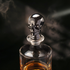 NOVARE Carafe à whisky cylindrique moderne 850 ml (28 oz) en verre, avec <span class=keywords><strong>bouchon</strong></span> en alliage de zinc en forme de crâne, sans plomb, en cristal, fabriquée à la machine - Product Image 4