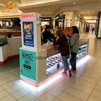 Vitrine en verre incurvée éclairée avec rangement pour kiosques de coques de téléphone, destinée aux centres commerciaux et aux boutiques numériques en îlot