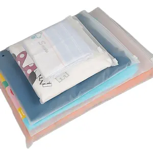 지퍼락 플라스틱 포장 가방이있는 맞춤형 의류 포장 가방 로고가있는 젖빛 의류 패키지
