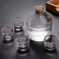 Ensemble de service à saké japonais : carafe, verres à saké, verres à vin blanc, chauffe-bouteille, pot à spiritueux pour bar