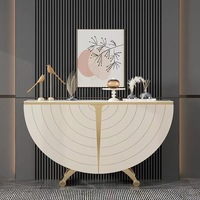 Console de luxe moderne dorée avec plateau en pierre frittée et portes à motif géométrique en éventail pour entrée et salon