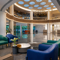 Service clé en main : mobilier de salon haut de gamme pour hall d'hôtel, canapé incurvé, fauteuils d'appoint, tables basses rondes pour les zones de réception