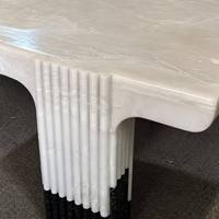 Table Basse Moderne en Marbre Blanc Naturel Poli avec Pieds Colonne Cannelés pour Salon – Durable et Écologique – Offre Spéciale