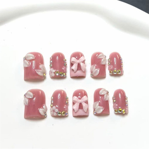 Faux ongles carrés courts faits à la main, rose French manucure avec motifs floraux 3D et strass, ongles d'orteil en acrylique de luxe - Product Image 2