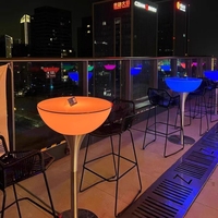 Ensemble table et chaises hautes modernes à LED lumineuses avec télécommande, lumières à couleurs changeantes, base en métal pour usage extérieur en bar (matériau PE)