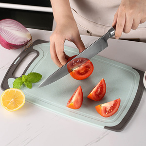Tabla de cortar ligera de paja de trigo con borde antideslizante y canal para recoger jugo, para el corte de alimentos en el hogar. - Product Image 1
