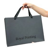 Sac en papier noir mat horizontal de luxe personnalisé avec logo en feuille d'or et poignée en ruban noir pour emballage de bijoux de boutique
