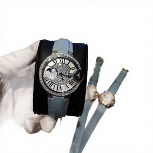 นาฬิกาข้อมือกลไกหน้าปัดทรงกลมสำหรับผู้หญิงพร้อมฟังก์ชั่นแสดงข้างขึ้นข้างแรม ขอบหน้าปัดประดับเพชรซิร์คอน และหน้าปัดตัวเลขโรมัน สายหนัง - Product Image 1