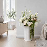 Composition florale artificielle de bienvenue pour mariage, centre de table sur colonne blanche pour la décoration de la table de cérémonie et de réception