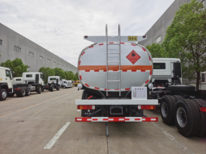 Camion-citerne Shacman F3000 6x4 en état neuf avec transmission manuelle, utilisé pour le transport de pétrole - Product Image 6