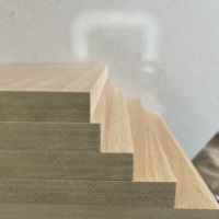 Panneaux en fibres de bois de haute qualité, norme E0, densité et écologiques, qualité supérieure pour l'installation de meubles, utilisation en supermarché