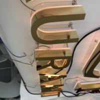 Enseigne murale en lettres 3D en acier inoxydable doré poli sur mesure avec halo rétroéclairé par LED pour hôtel, commerce de détail, entreprise