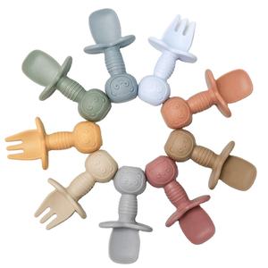 Ensemble fourchette et cuillère d'alimentation pour bébé en silicone à pointe souple sans BPA anti-étouffement vente en gros - Product Image 1