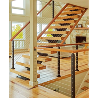 Escalier de villa moderne de luxe avec éclairage LED intérieur, poutre en acier écologique, garde-corps en verre flottant et câble métallique