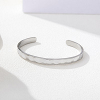 Bracelet manchette ouvert personnalisé gravé au laser, en acier inoxydable martelé, pour couple, cadeau de bijoux en gros
