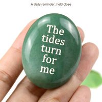 Gravierte Kristall-Handsteine mit dem Zitat „The Tides Turn for Me“ in polierten ovalen Formen als Ermutigungsgeschenke und Schreibtisch-Andenken.